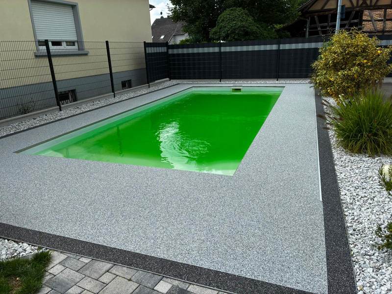 Plage de piscine en résine - après
