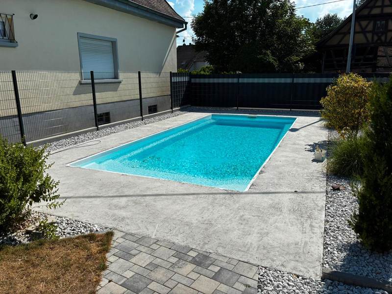 Plage de piscine en résine - avant